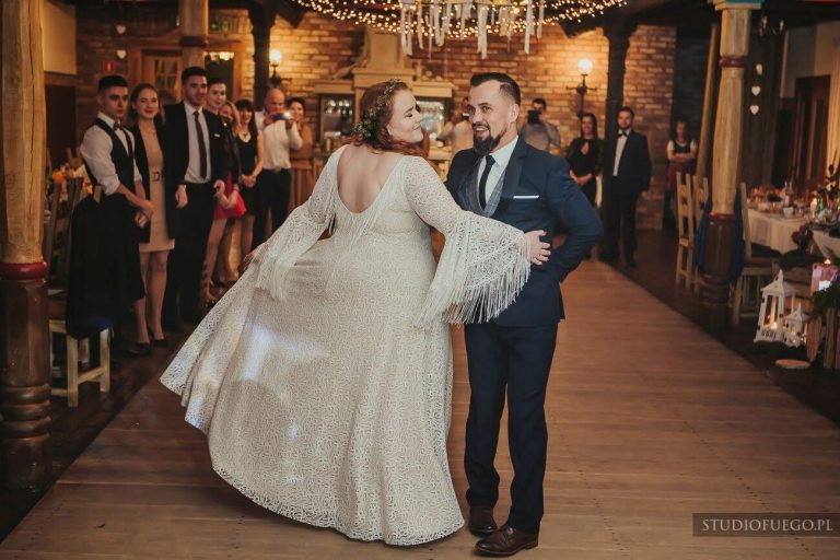 Suknia ślubna w stylu boho Porto 36 Plus Size, ale z rękawami jak w Porto 44 i dodatkowymi frędzlami na plecach.