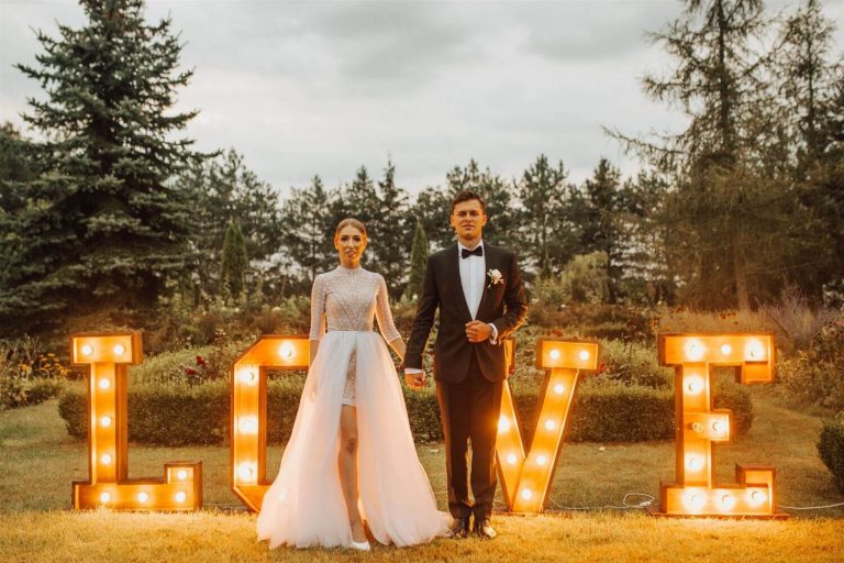 Suknia ślubna w stylu boho inspirowana modelem Santorini 7. Edyta marzyła o stójce, obcisłej, krótkiej spódnicy z koronki i osobno dopinanej, obszernej warstwie z białego tiulu.