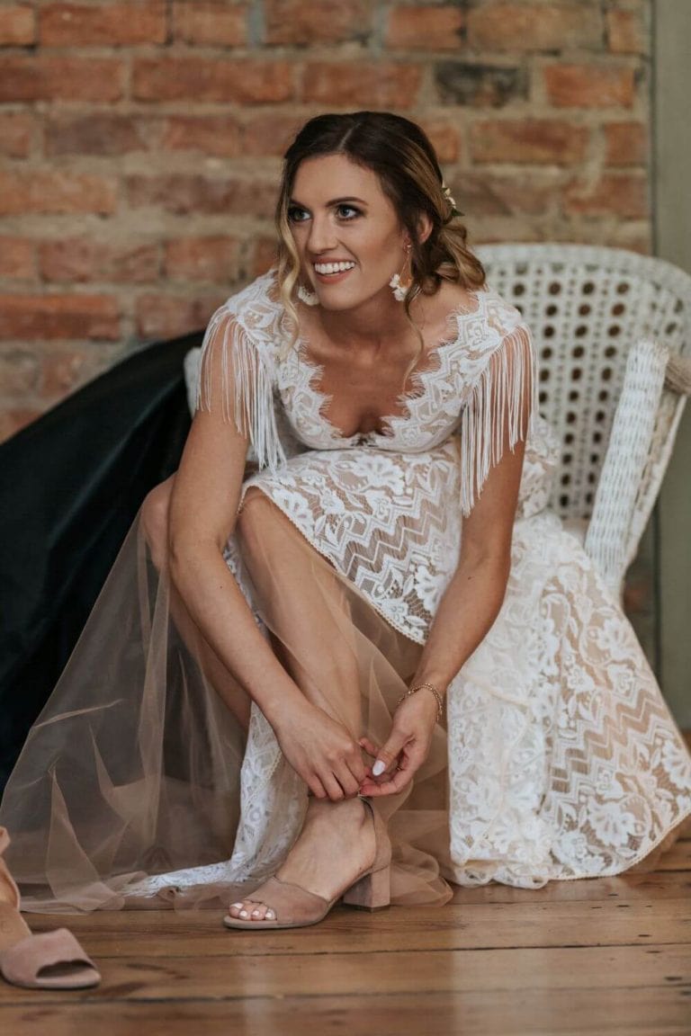 Suknia ślubna w stylu boho Porto 44 z frędzlami zamiast rękawów.