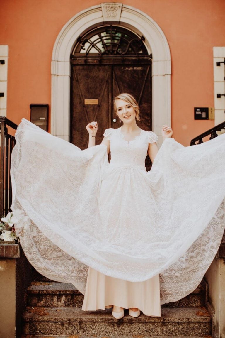 Suknia ślubna w stylu boho Porto 45 z dodatkowym sterczącym rękawem.